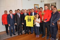Türkiye Şampiyonu Veteranlar, Vali Ceylan'ı Ziyaret Ettiler