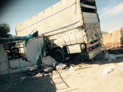 Yoldan Çıkan Kamyon Kavun Tezgahına Girdi Açıklaması 4 Yaralı