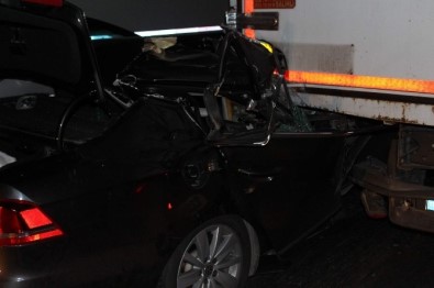 Afyonkarahisar'da Otomobil TIR'ın Altına Girdi Açıklaması 1 Ölü, 2 Yaralı