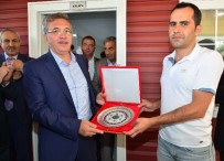 Başkan Çetin, Darbeye Karşı Nöbet Tutan Gençlere Plaket Verdi