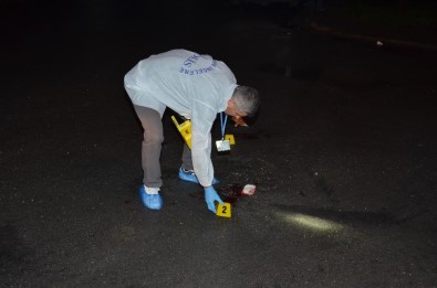 Darp Edilen Kadını Kurtarmak İsteyen 2 Kişi Bıçaklandı