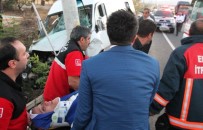 Düğüne Giden Minibüse Otomobil Çarptı Açıklaması 15 Yaralı