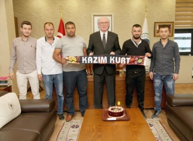 Efeler'den Başkan Kurt'a Doğum Günü Sürprizi