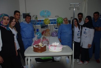 Elif Naz Bebek İlk Doğum Gününü Hastanede Kutladı