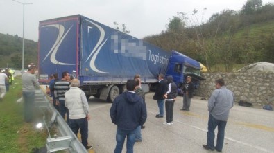 Kayganlaşan Yolda Kayan TIR, Yolu Trafiğe Kapattı