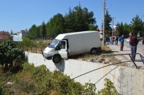 Niksar'da Kaza Yapan Araç Duvarda Asılı Kaldı