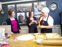 Şarkıcı Merve Özbey, Kayseri'de Mantı Açtı