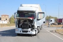 Sivas'ta Tır İle Kamyonet Çarpıştı Açıklaması 1 Yaralı