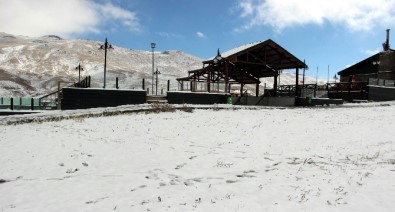 Erciyes Kayak Merkezi'ndeki Kar Yağışı Yüzleri Güldürdü
