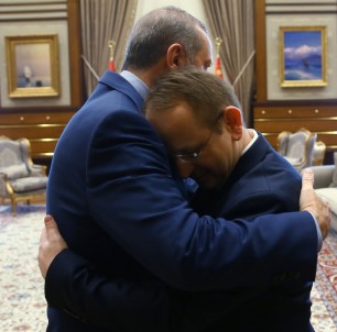 Erdoğan 15 Temmuz gazisiyle böyle sarıldı