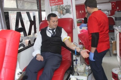 Hastane Önünde Kan Bağışı İçin Sıraya Girdiler