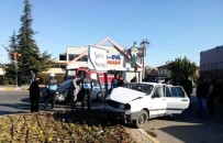 DİLEK YÜKSEL - İki Otomobil Çarpıştı Açıklaması 2 Yaralı