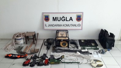 Milas'ta Kaçak Kazıya Jandarma Baskını