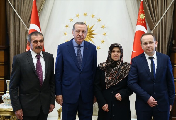 Erdoğan 15 Temmuz gazisiyle böyle sarıldı