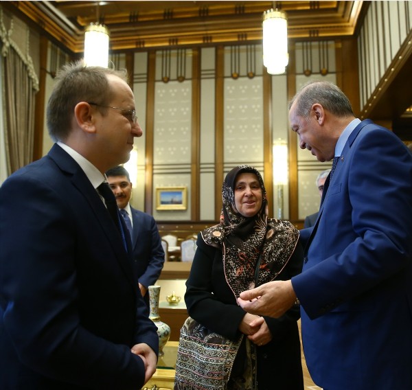 Erdoğan 15 Temmuz gazisiyle böyle sarıldı