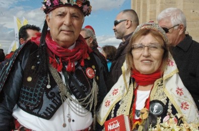Ata'nın Mozolesine Çiçekler Zübeyde Anne'den Geldi