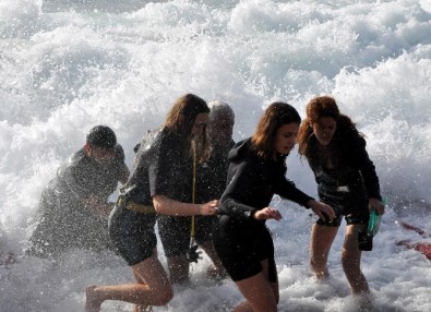 Atatürk Deniz Üzerine Açılan Dev Bayrakla Anıldı