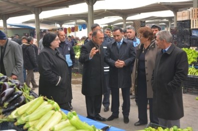 Başkan Köksoy, Belediye Meclis Üyeleriyle Birlikte Kapalı Halk Pazarını Gezdi