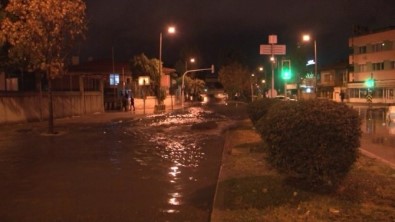 İzmir'de Sağanak Yağmur Sonrası Araçlar Yollarda Mahsur Kaldı