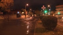 İzmir'de Sağanak Yağmur Sonrası Araçlar Yollarda Mahsur Kaldı