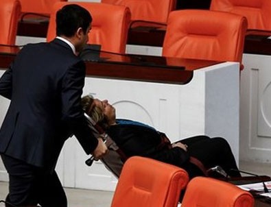 Meclis'te görevli bir stenograf fenalaşarak bayıldı