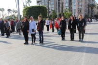 Mersin'de Atatürk İçin Saat 09.05'Te Hayat Durdu