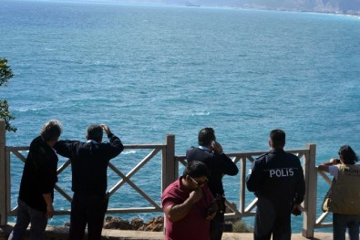 Rüzgarlı Havada Denize Giren Adam Polisi Alarma Geçirdi