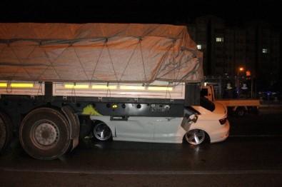 TIR'a Arkadan Çarpan Otomobilden Sağ Çıktı