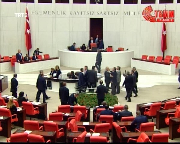 Meclis'te ortalık bir anda karıştı