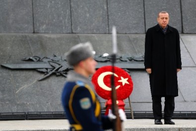 Cumhurbaşkanı Erdoğan, Belarus'ta Zafer Anıtına Çelenk Bıraktı