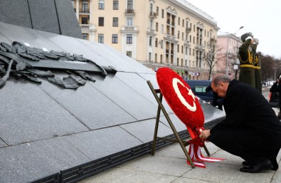 Erdoğan Belarus'ta Zafer Anıtına Çelenk Bıraktı