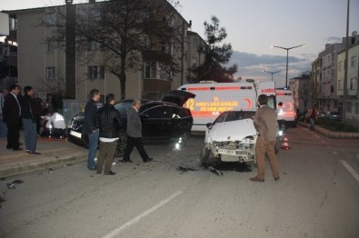 Samsun'da 2 Otomobil Çarpıştı Açıklaması 5 Yaralı