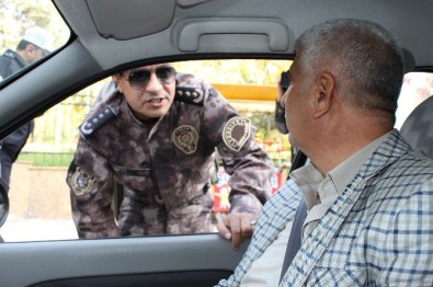 Uygulamaya Katılan Emniyet Müdürü Metin Alper, Emniyet Kemeri Kullanan Sürücülere Teşekkür Etti
