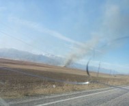 ANIZ YANGINI - Yüksekova'da Anız Yangını