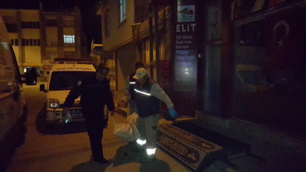 Erkek arkadaşı ile kaldığı odada başından vurulmuş olarak bulundu
