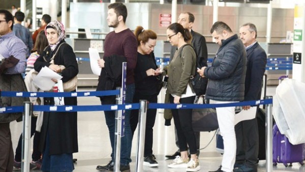 Ebru Gündeş tarifeli uçakta görüntülendi