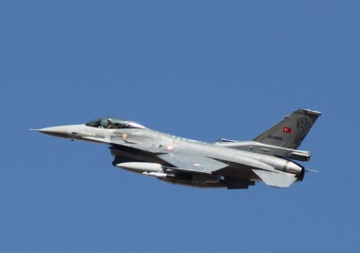 4 Adet F-16 Suriye Sınırında Uçtu