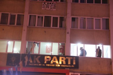 AK Parti binasının önünde sıcak saatler!