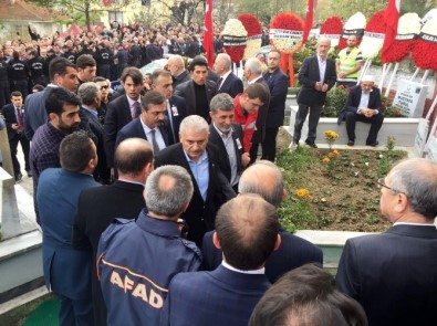 Cumhurbaşkanı Erdoğan, Şehit Kaymakamın Mezarı Başında Kur'an-I Kerim Okudu