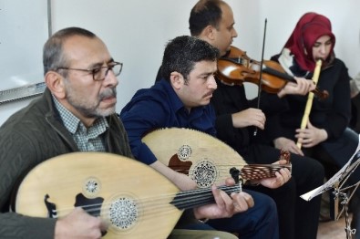 Mamak'ta Haftanın Altı Günü Türk Sanat Müziği Eğitimi
