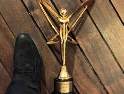 Ödülünü ayağının dibine koydu