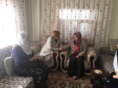 Vali Kamçı'nın Eşinden Şehit Polis İsmail Mavitaş'ın Ailesine Ziyaret