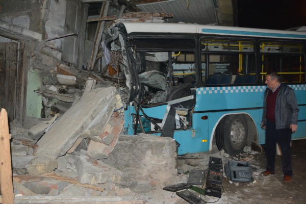 Kontrolden çıkan otobüs dehşet saçtı