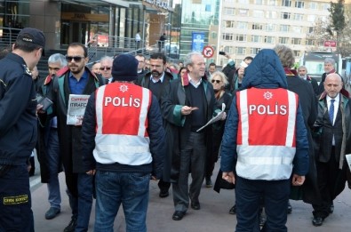 Avukatlar Cumhuriyet Gazetesi'nin 10 Yöneticisinin Tutuklanmasına İtiraz Etti