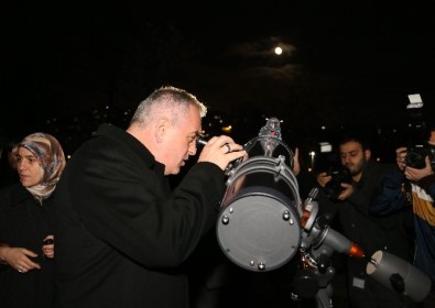 İstanbullular Süper Ay'ı Teleskoplarla İzlediler