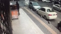 KAĞIT TOPLAYICISI - Kağıt Toplayıcısı Gencin Ekmek Hırsızlığı Kamerada