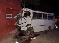 Servis Minibüsü Eve Çarptı: 3 Ölü, 8 Yaralı