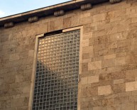 TBMM - TBMM'de başına mermer düşen işçi yaralandı