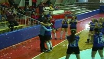 VOLEYBOL MAÇI - Voleybol Maçında Sürpriz Evlilik Teklifi
