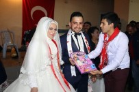 ALI DOĞU - Arkadaşlarından Damat Ve Geline Barbi Bebek Ve Emzik